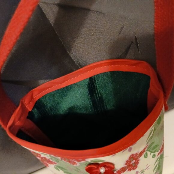 NEW Set of 2 Reusable Fabric Gift Bags Pointsetta Red Green w/ Ribbon Bow 6x6x2" - Picture 8 of 11